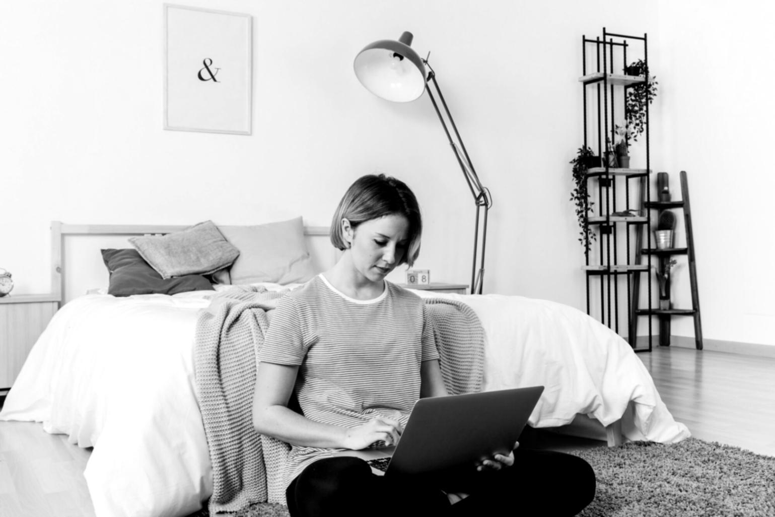 Espacio de trabajo donde comenzó torvanytheon, con documentos financieros y calculadora sobre un escritorio de madera