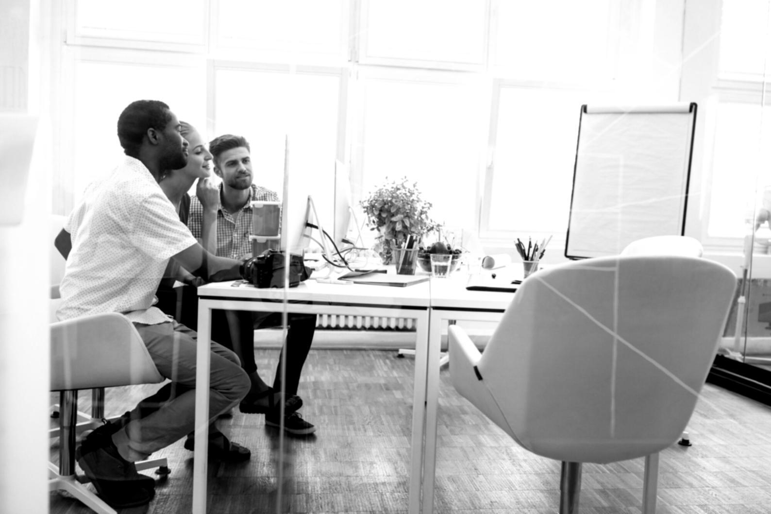 Workspace digital con múltiples herramientas de análisis financiero