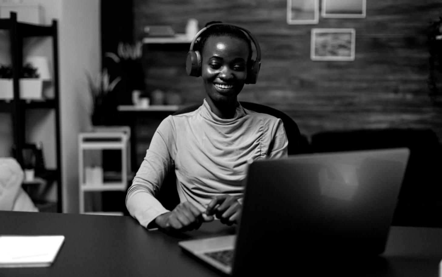 Espacio de aprendizaje moderno con ambiente acogedor para educación financiera