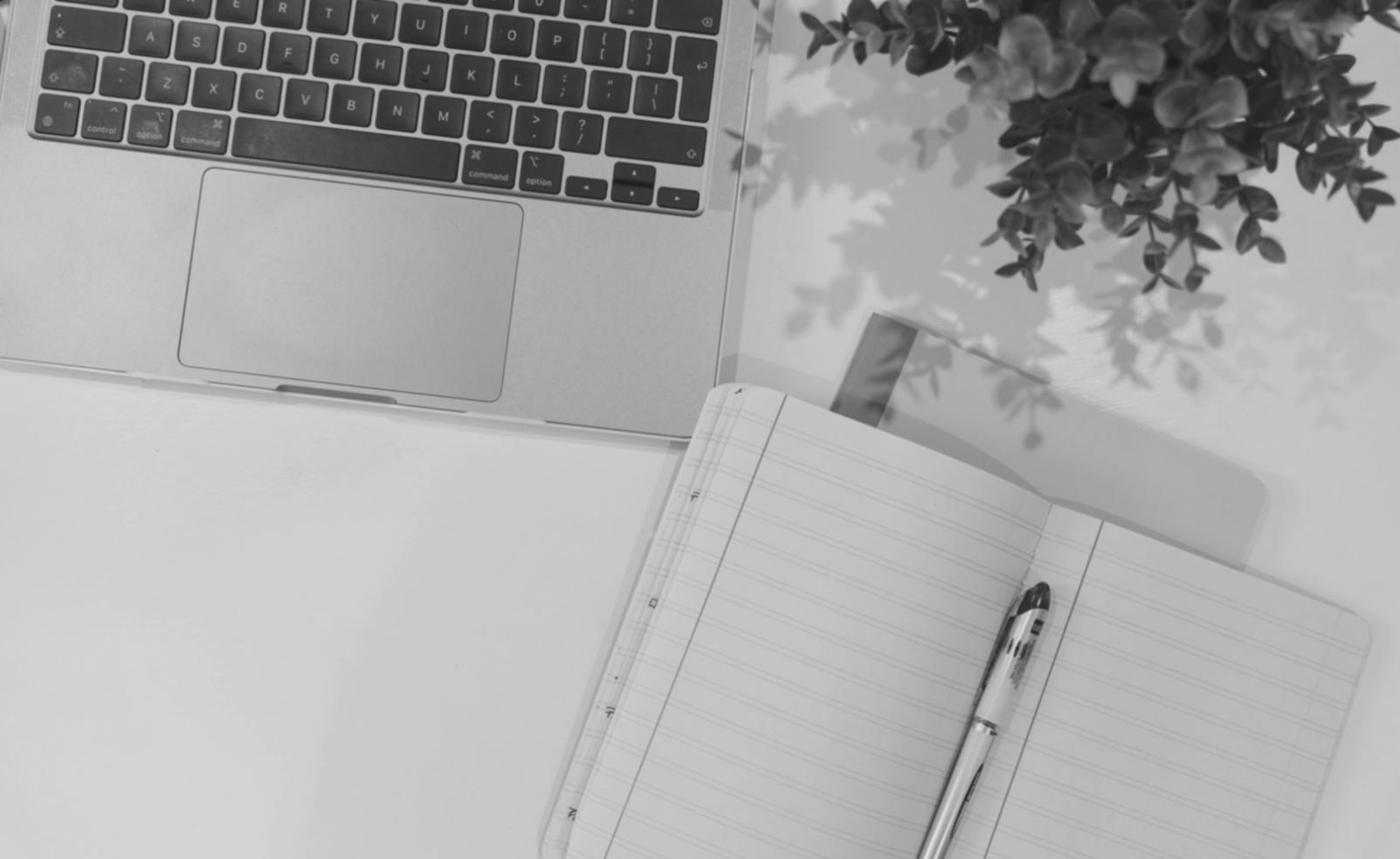 Persona revisando estados financieros en tablet