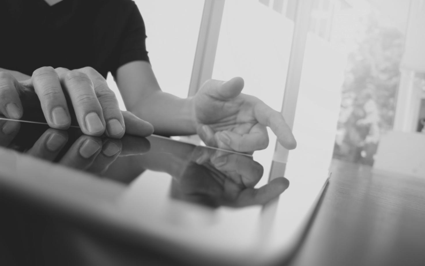 Estudiantes trabajando en análisis financiero con calculadoras y documentos sobre mesa de trabajo