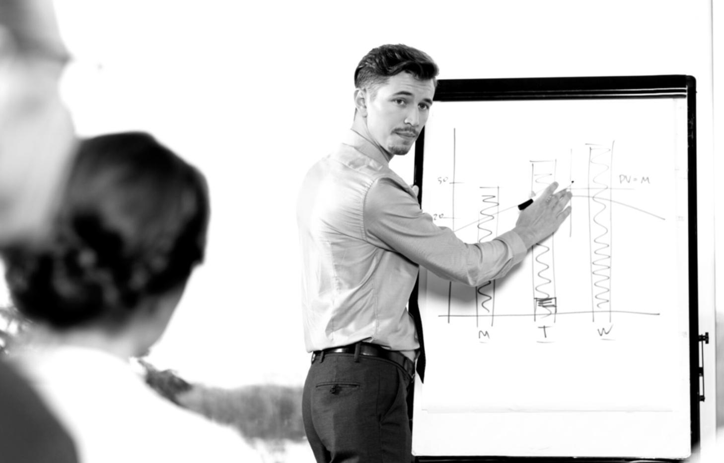 Estudiantes participando en sesión de formación financiera