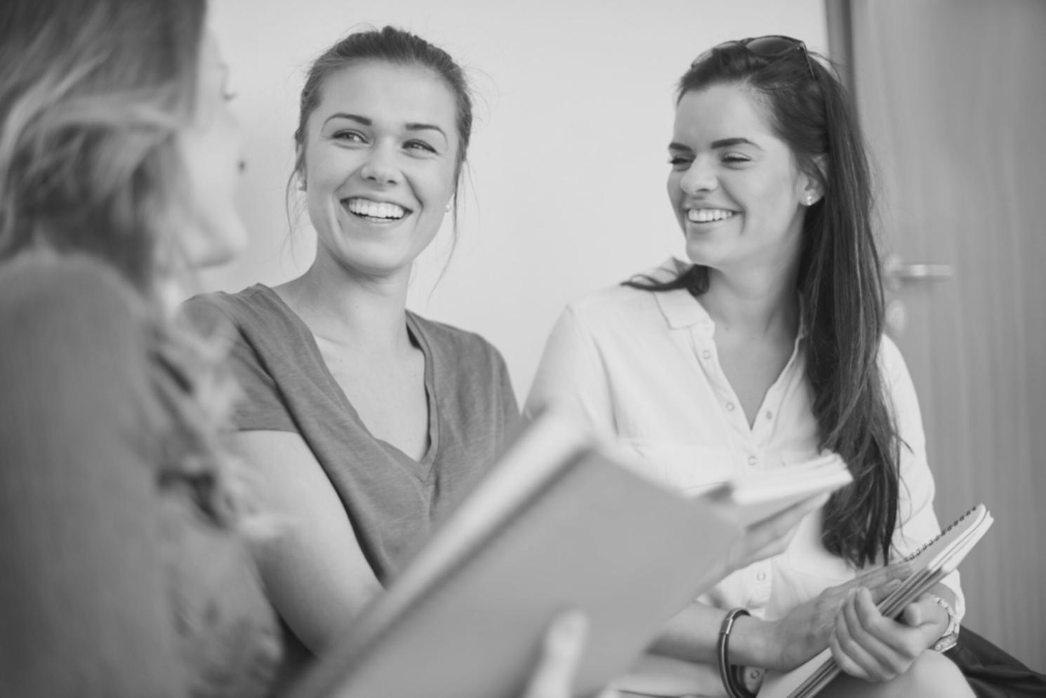 Gráficos financieros y calculadora sobre mesa de trabajo
